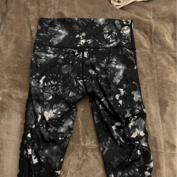 Mesh side lululemon crop leggings - Picture 1 of 4